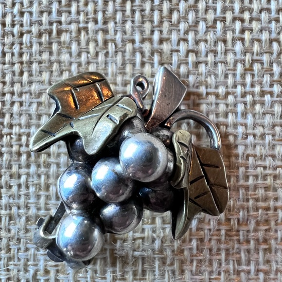 .925 sterling Taxco Mexico Solid Grapes Brooch & matching Earrings Vintage - Picture 8 of 12